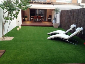neat backyard artificial grass isntallation